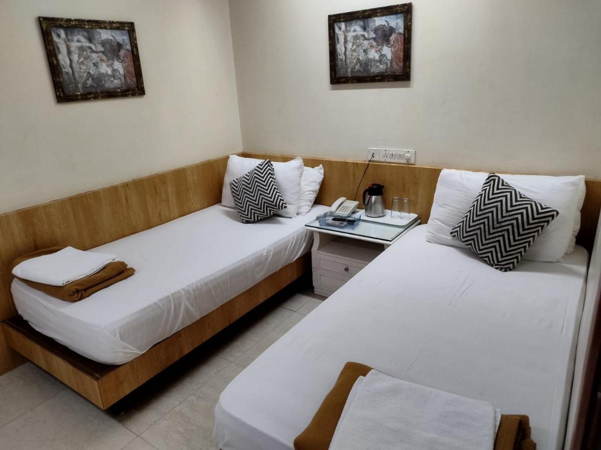 Empire Hotel Мумбай Екстериор снимка