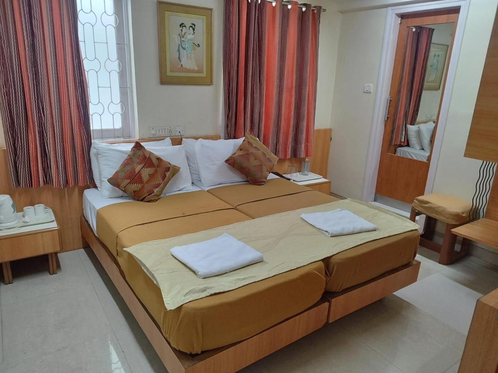 Empire Hotel Мумбай Екстериор снимка